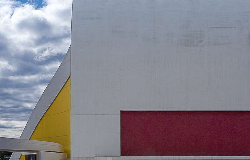 GEOMETRÍA Y COLOR EN EL NIEMEYER