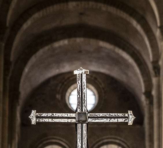 LA CRUZ, POR SOBRE TODO (I)