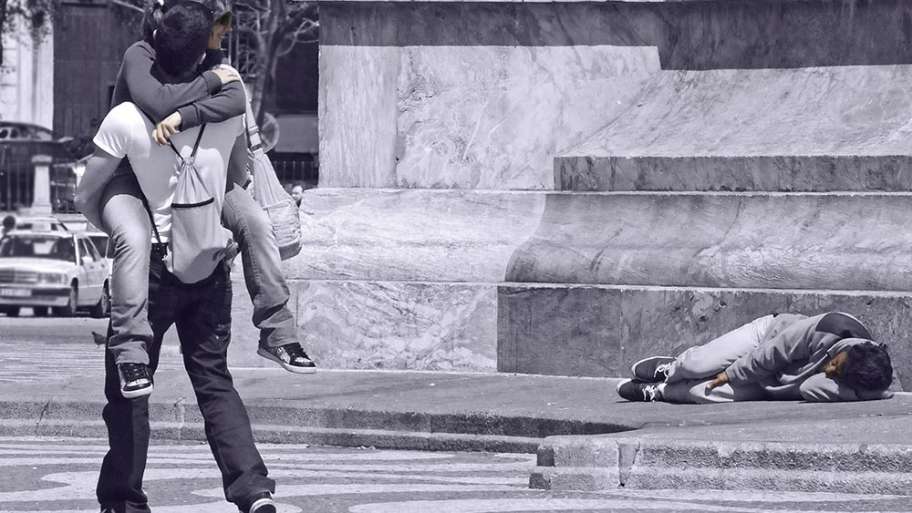 SUEÑOS DIFERENTES, INDIFERENTES