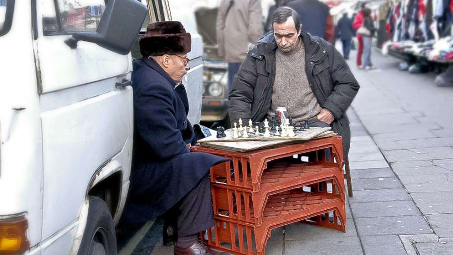 JUGANDO AL AJEDREZ EN EL RASTRO DE ¿DÓNDE?