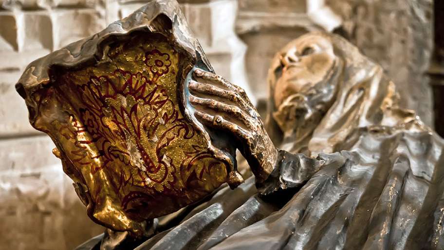 CON UN LIBRO EN LA MANO