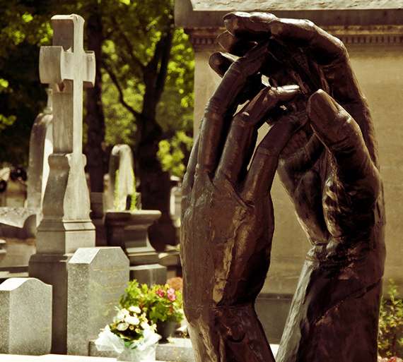 MANOS QUE RUEGAN IR AL CIELO