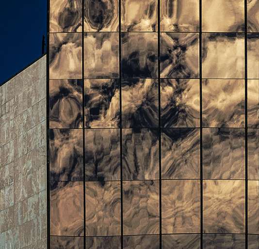 EDIFICIO CON ALGODONES REFLEJADOS