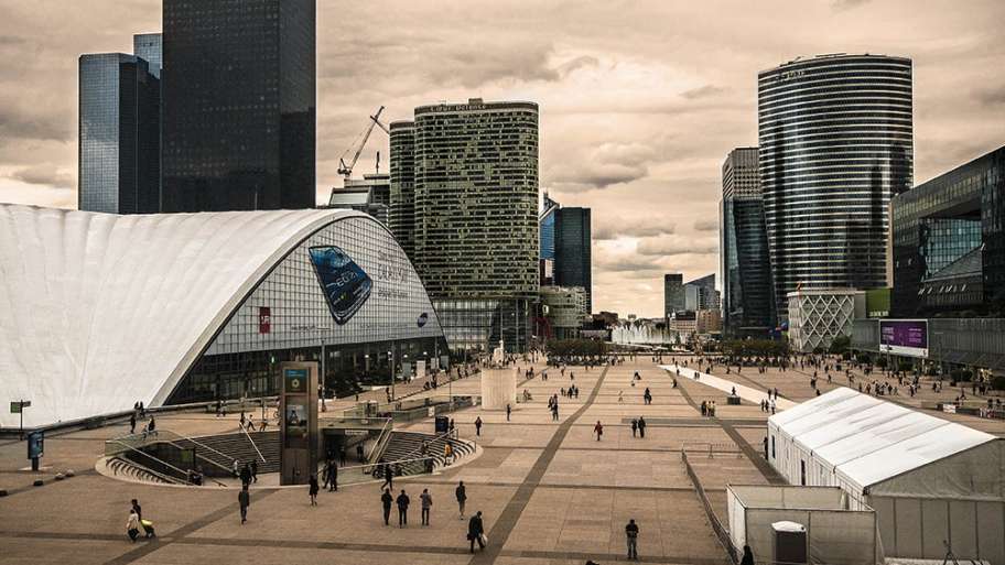 PLAZA DE MEGALÓPOLIS (PARÍS-LA DÉFENSE)