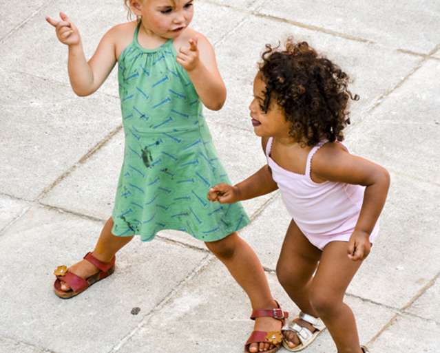 NIÑAS COREOGRAFIANDO