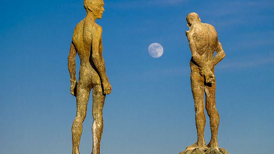 REPRESALIADOS FRENTE A LA LUNA