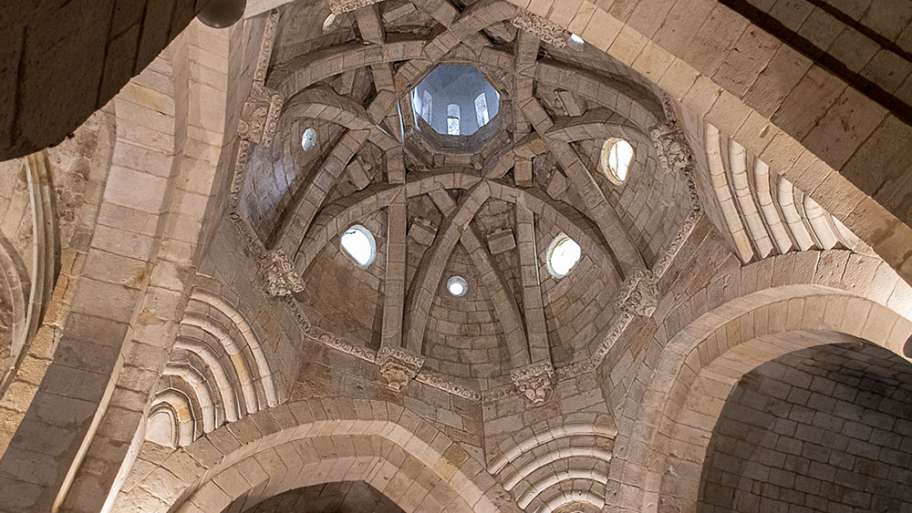 CÚPULA ROMÁNICO-MUSULMANA, SOBRE TROMPAS