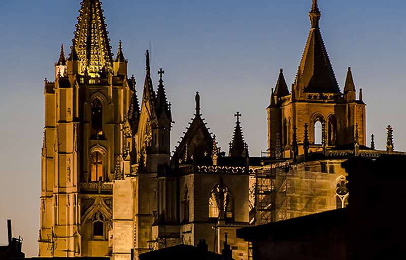CATEDRAL DE LEÓN, AL CREPÚSCULO