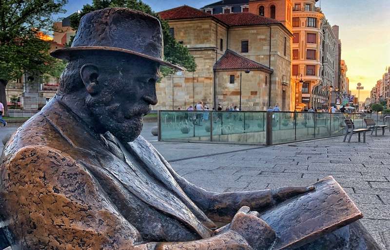 GAUDÍ DIBUJA, AL ATARDECER