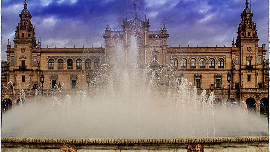 AGUA EN LA PLAZA DE ESPAÑA DE SEVILLA