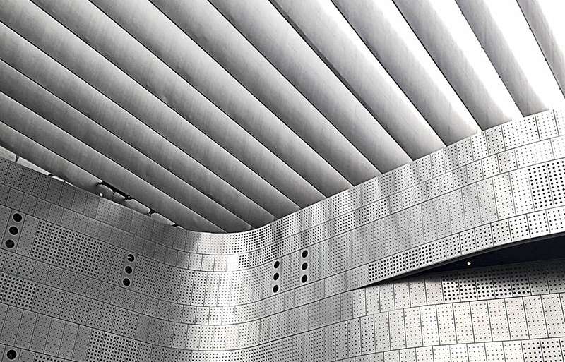 VESTÍBULO DEL MUSEO DEL AUTOMÓVIL (TURÍN)