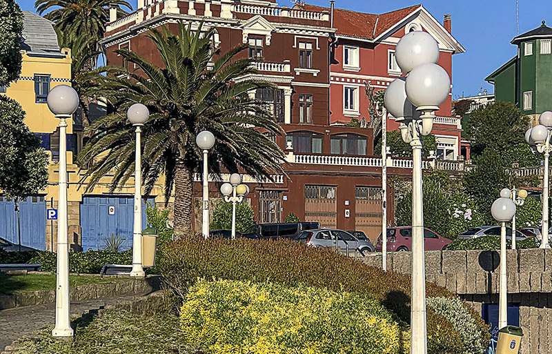 CASA DE RICOS CON FAROLAS RÍTMICAS