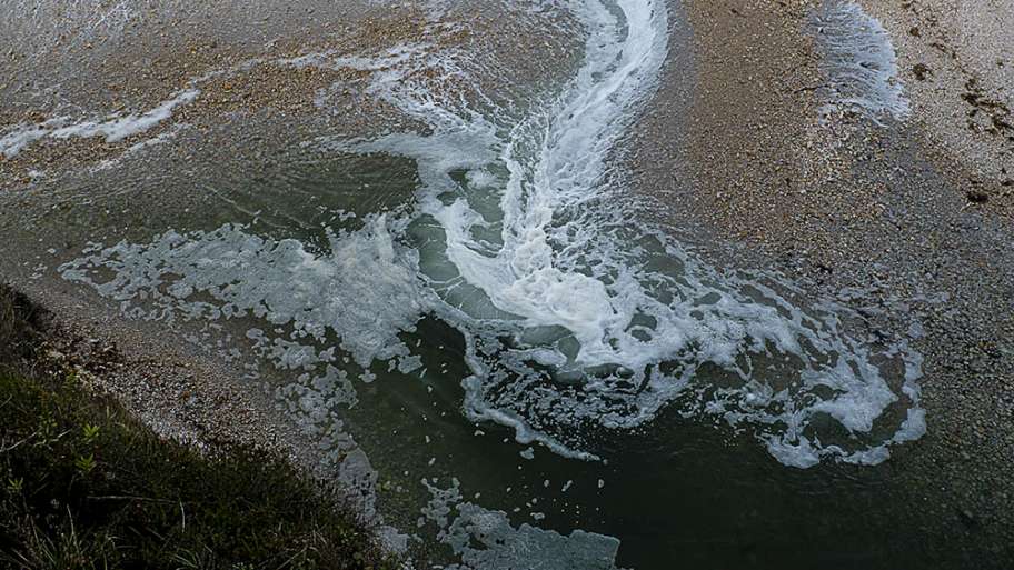 ESPUMA DE MAR AL ENCUENTRO CON EL RÍO