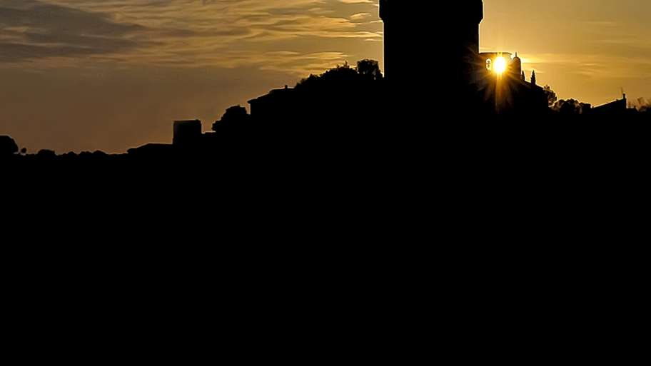 CASTILLO DE ALARCÓN (A CONTRALUZ)
