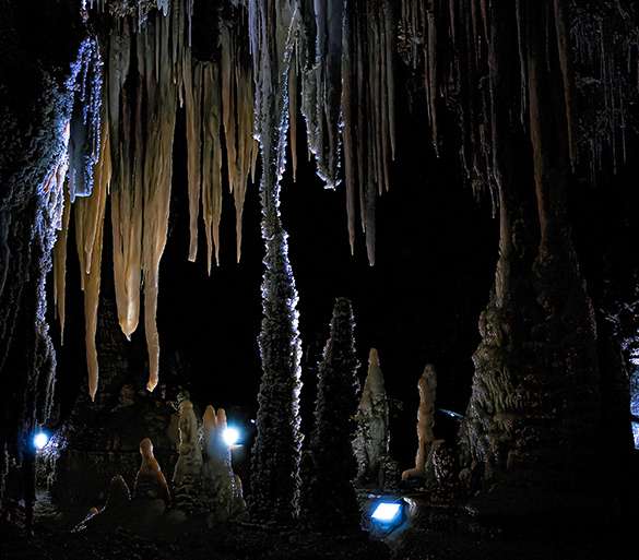 CORTINA DE ESTALACTITAS JÓVENES (LA CLAMOUSE)