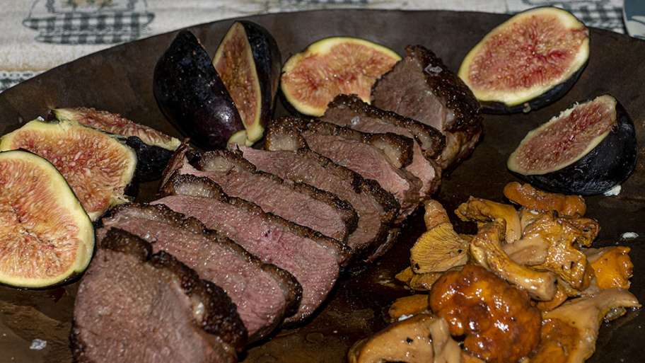 MAIGRET DE PATO, CON HIGOS Y SURTIDO DE SETAS