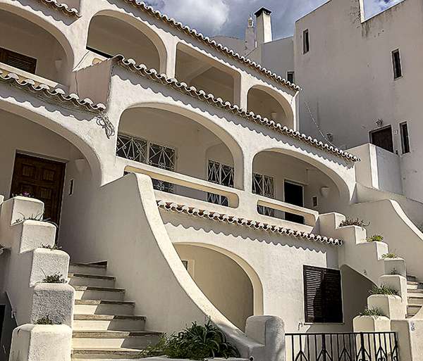 ARQUITECTURA BLANCA DE TURISTEO