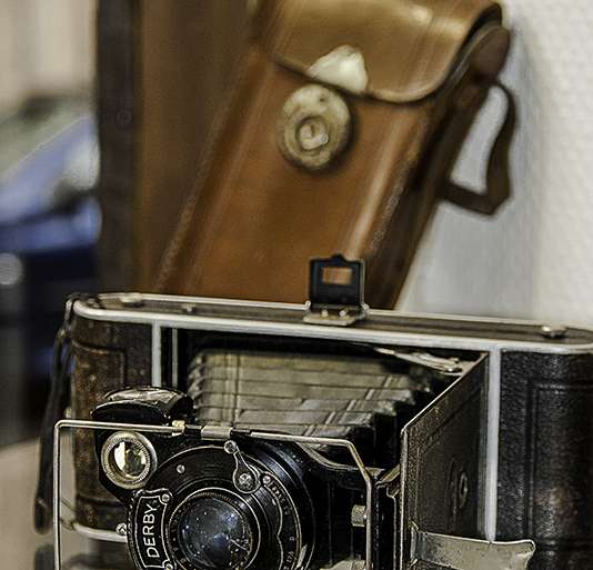 CÁMARA ANTIGUA CON FUNDA