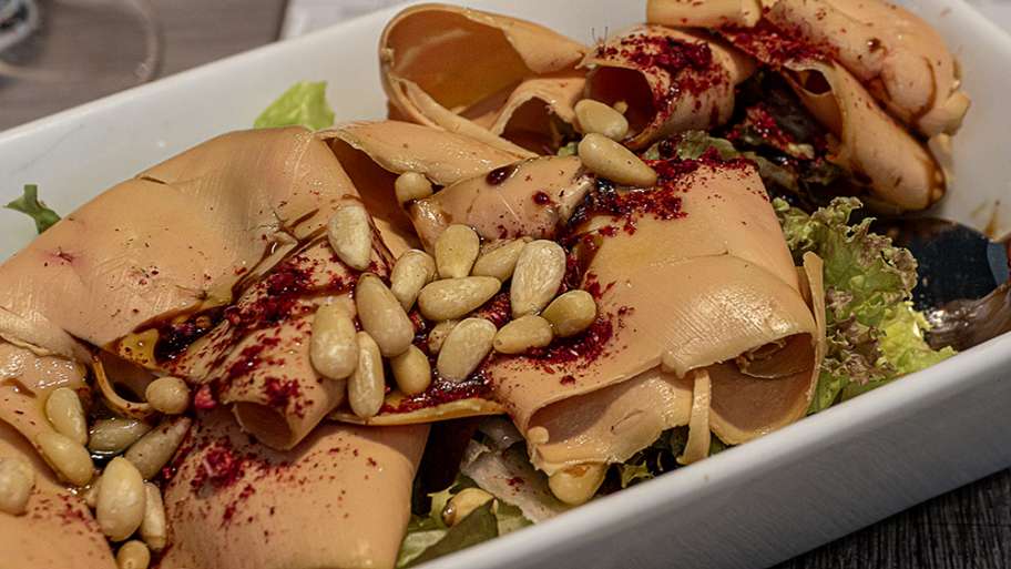 LÁMINAS DE FOIE DE PATO CON PIÑONES Y POLVO DE FRAMBUESA