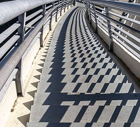 SOMBRAS RÍTMICAS EN EL PUENTE