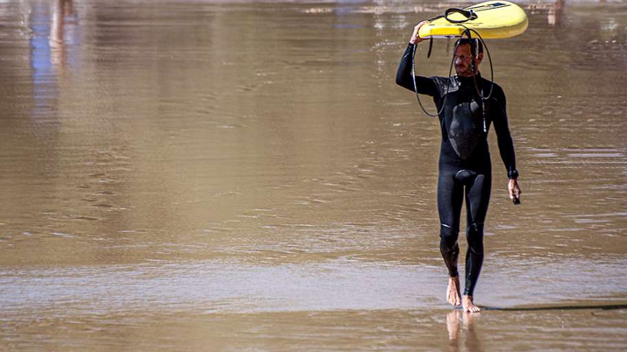 SURFERO DE RECOGIDA, TRAS UNA BUENA MAÑANA DE OLAS