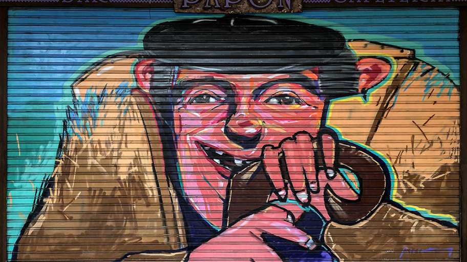 VIEJO DESDENTADO NOS SONRÍE TRAS SU BASTÓN