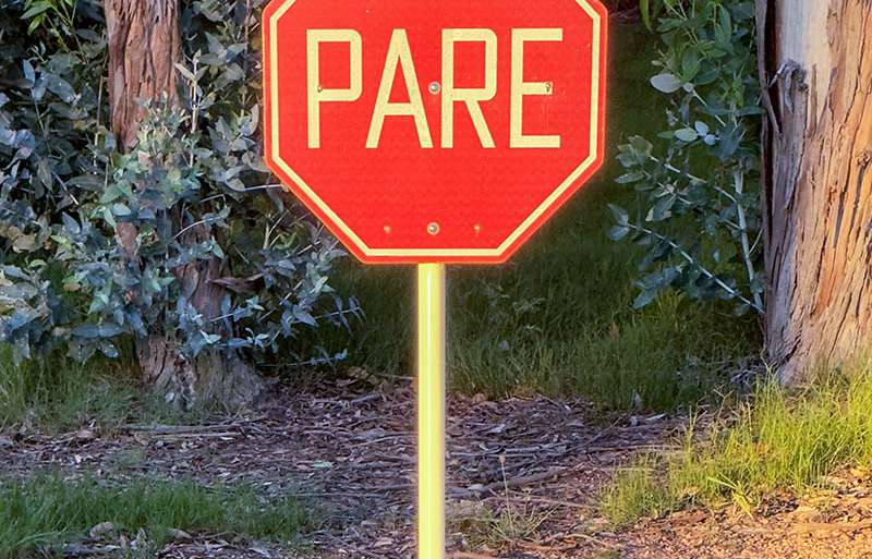 ¿POR QUÉ DECIR “STOP”, PUDIENDO DECIR “PARE”?