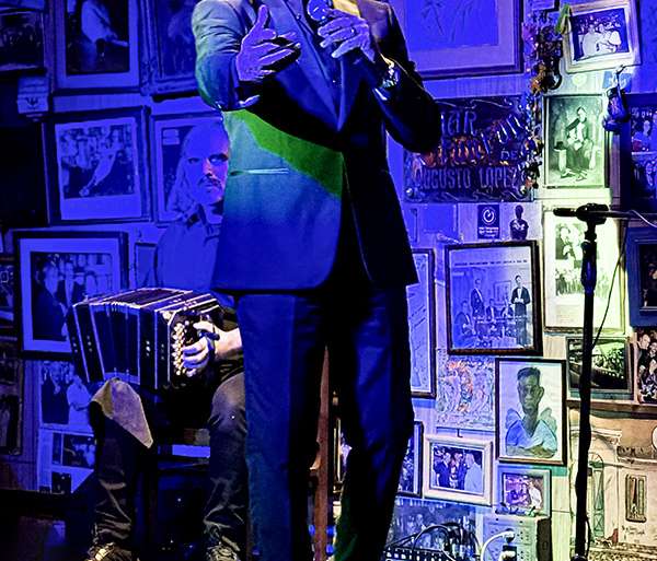 VA POR USTED, MAESTRO