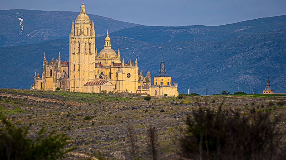 SEGOVIA ASOMA TRAS LA PENILLANURA