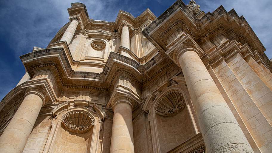 ESCORZO DE LA FACHADA DE STO. DOMENICO, EN NOTO