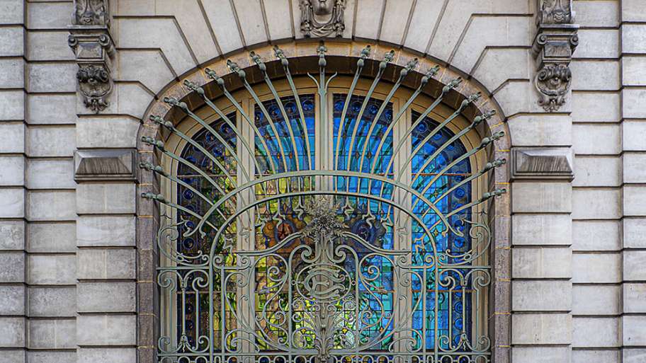 VENTANA MODERNISTA EN CLERMONT-FERRAND
