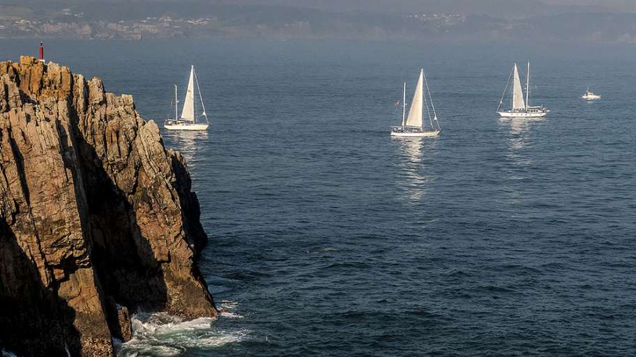 AGUARDANDO AL BUQUE ESCUELA, CERCA DEL CABO
