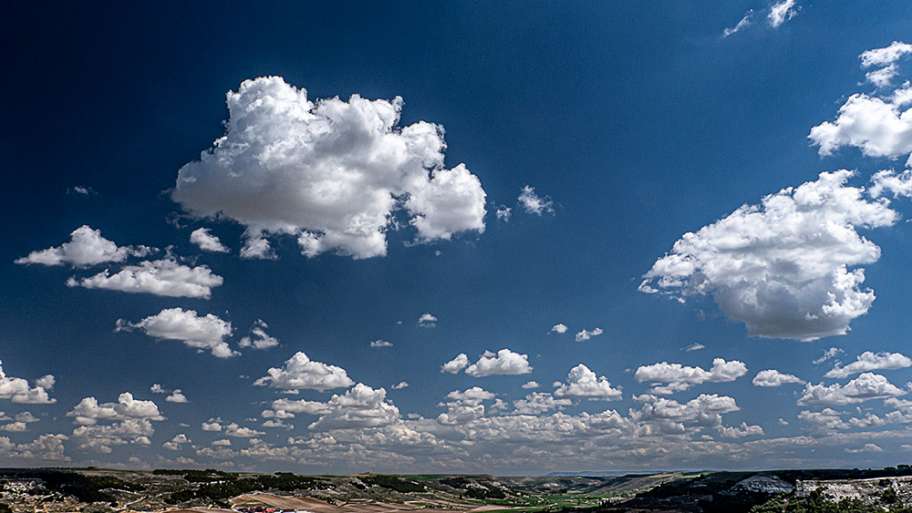 CÚPULA PLANA DE NUBES DE PRIMAVERA