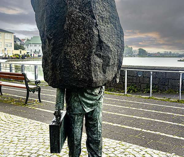 MONUMENTO AL BURÓCRATA DESCONOCIDO (ISLANDIA-11)