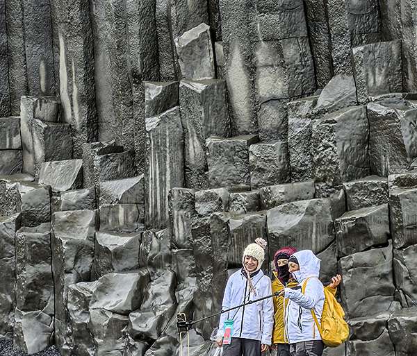 ADOLESCENTES ASOMBRADAS POR EL BASALTO (ISLANDIA-12)