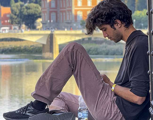 SENTADO SOBRE EL ARNO