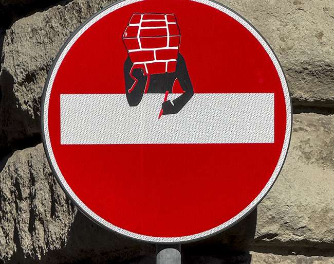 PENSANDO EN DIRECCIÓN PROHIBIDA