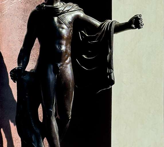 APOLO, EN MÁRMOL OSCURO (UFFIZZI)